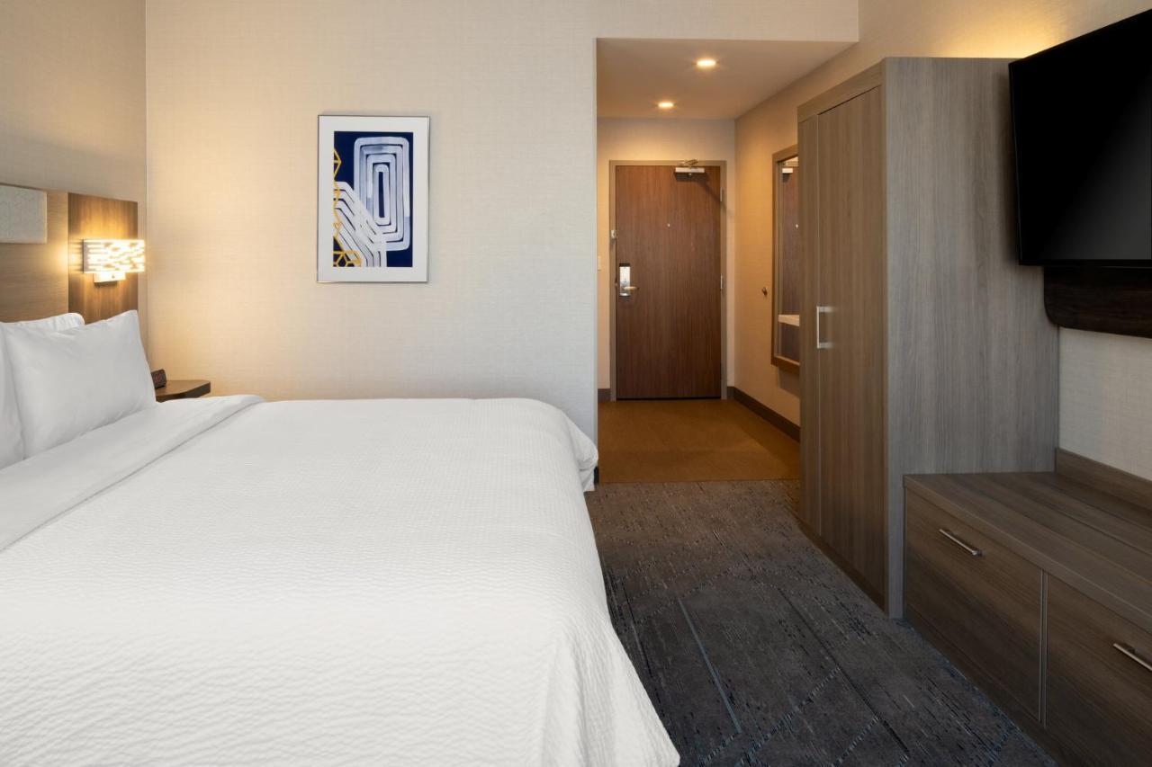 Holiday Inn Express & Suites - Hollister By Ihg Exterior photo