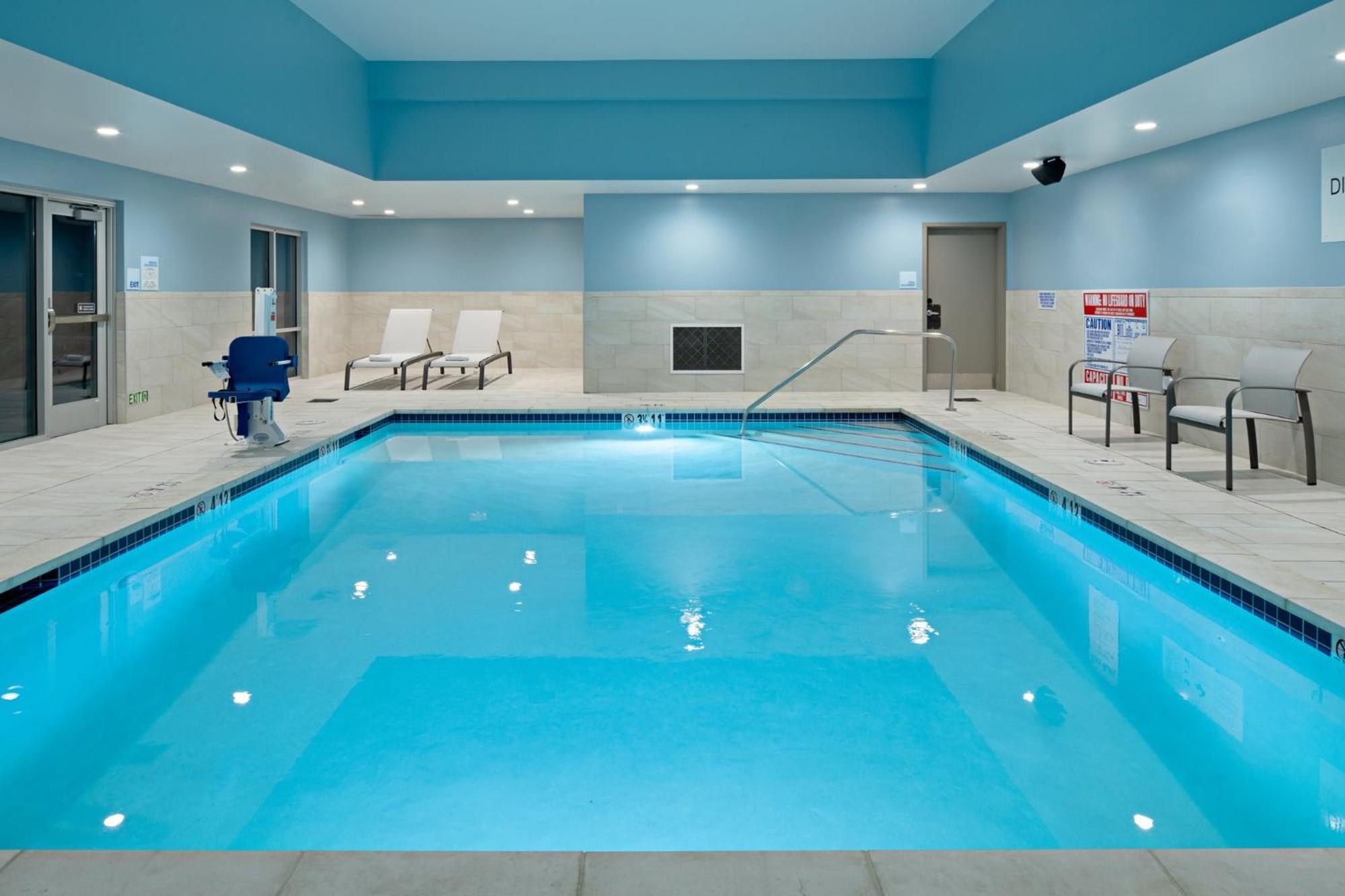 Holiday Inn Express & Suites - Hollister By Ihg Exterior photo